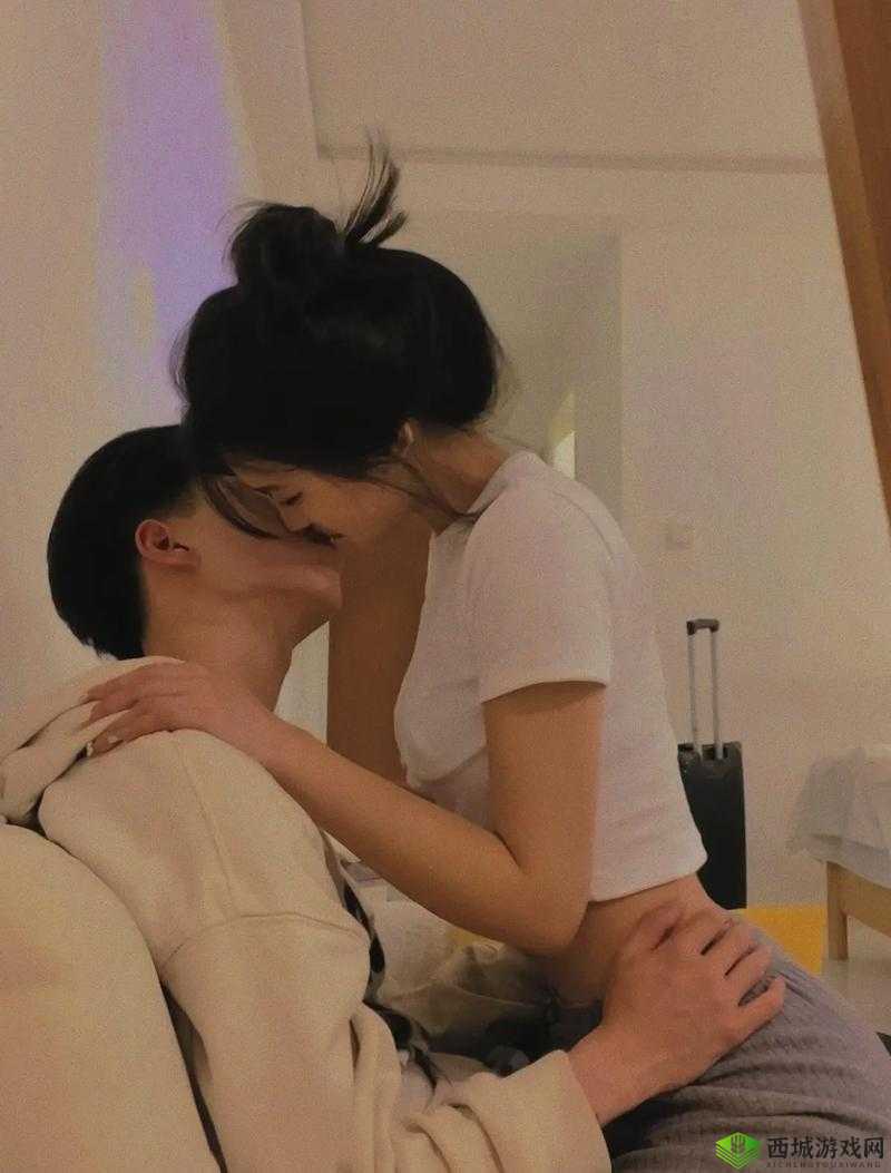 女生在男生面前张腿坐姿暴露了什么？